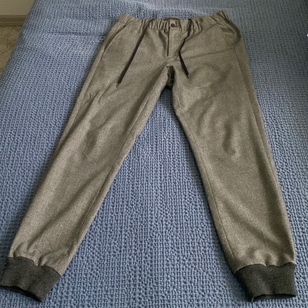 Vince wool joggers in grey. Size 32.